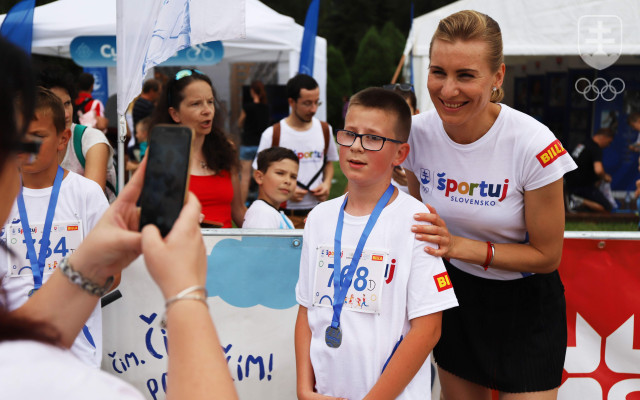 Anastasia Kuzminová s malými športovcami 
