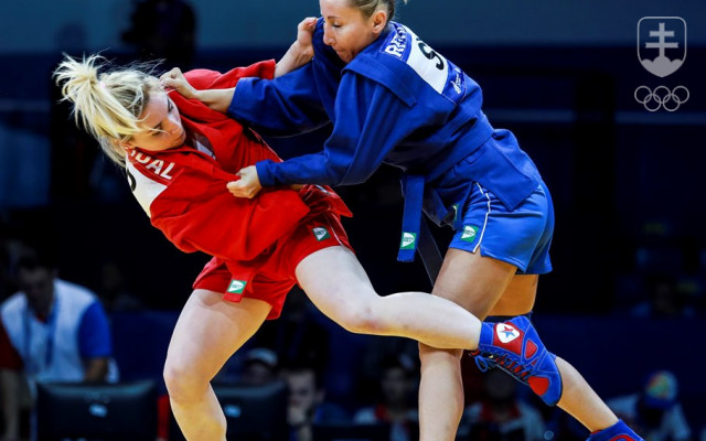 Historicky prvá reprezentantka Slovenska v sambe Sylvia Reviláková (v modrom) v súboji so Španielkou Diazovou Vidalovou.