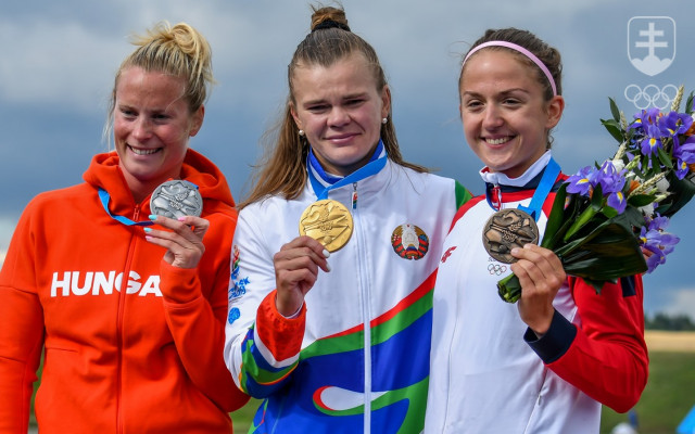 Na stupni víťaziek po pretekoch K1 na 5000 m - zľava strieborna Maďarka Bodonyiová, víťazná Bieloruska Litvinčuková a bronzová Slovenka Mariana Petrušová.