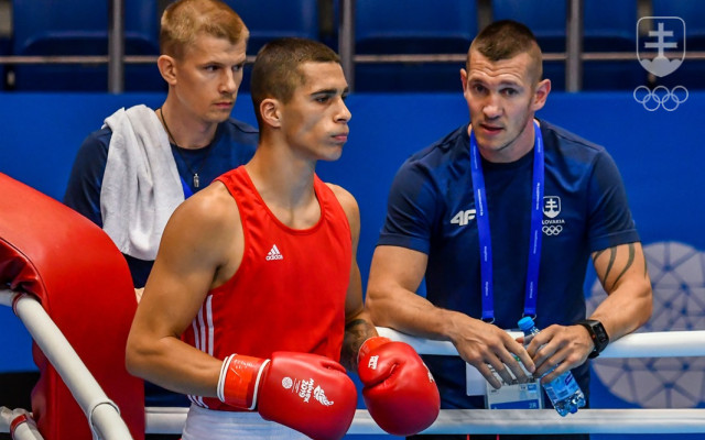 Boxer Andrej Csemez už má istú medailu v kategórii do 75 kg! Na fotografii spolu s ním reprezentačný tréner Pavol Hlavačka a jeho osobný tréner Tomi "Kid" Kovács.