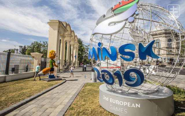 Veľké logo podujatia pred štadiónom Dinama Minsk, na ktorom v piatok slávnostne otvoria II. európske hry.