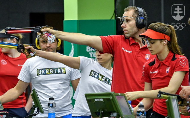 Juraj Tužinský a Martina Maršálková počas súťaže miešaných tímov vo vzduchovej pištoli.