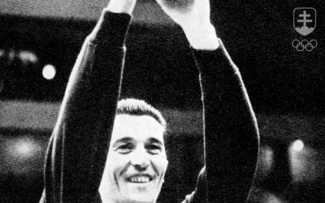 Bohumil Golian, najlepší slovenský volejbalista 20. storočia, s pohárom pre majstrov sveta 1966.