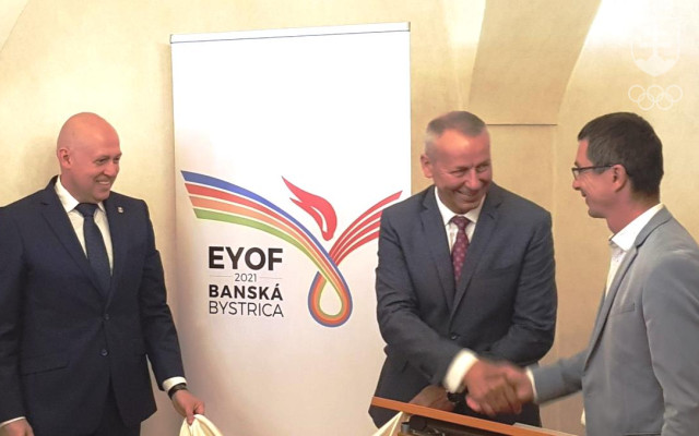 Logo podujatia spoločne odhalili (zľava) prezident SOŠV Anton Siekel, primátor mesta Banská Bystrica Ján Nosko a riaditeľ organizačného výboru letného EYOF 2021 Peter Korčok.