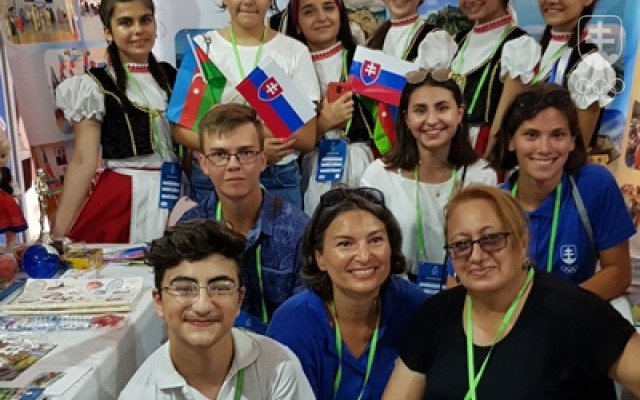 Piešťanci s azerbajdžanskými kamarátmi pred prezentačným stánkom Slovenska, ktorý pripravili azerbajdžanské deti.