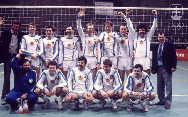 Volejbalisti ČH Bratislava, víťazi Európskeho pohára majstrov 1979. Kapitán tímu Štefan Pipa v druhom rade s číslom 4.