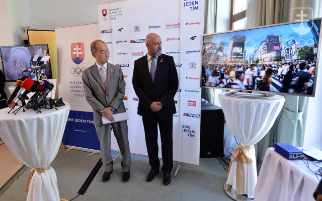 Japonský veľvyslanec na Slovensku Džun Šimmi a prezident SOŠV Anton Siekel.