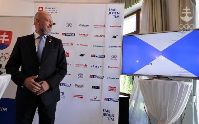 Prezident SOŠV Anton Siekel sleduje elektronické odoslanie slovenskej prihlášky na OH 2020 v Tokiu.