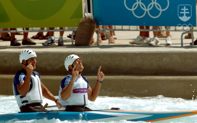 Slovenskí vodní slalomári Peter a Pavol Hochschornerovci sa v Aténach 20. augusta 2004 stali olympijskými víťazmi v C2 a obhájili tak zlato zo Sydney 2000.