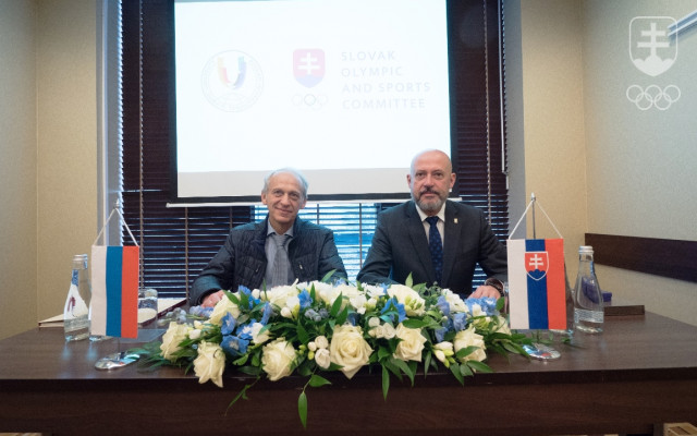Prezident SOŠV Anton Siekel a rektor RIOU Lev Belousov pri podpise Memoranda o spolupráci medzi SOŠV a RIOU.