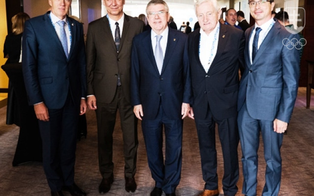 Po skončení prezentácie sa s prezidentom Medzinárodného olympijského výboru Thomasom Bachom (v strede) stretli Jozef Liba, Ján Nosko, František Chmelár a Peter Korčok (zľava doprava).