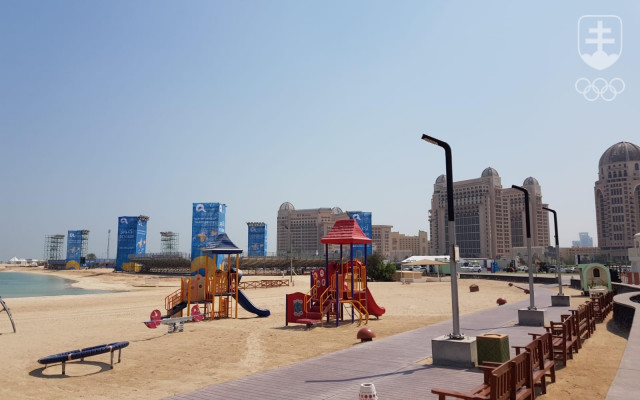 Pláž Katara, na ktorej sa uskutočnia boje o medaily v niekoľkých športoch. 