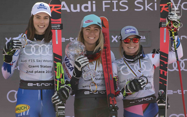 Slovenská lyžiarka Petra Vlhová (vľavo) pózuje s medailou za druhé miesto v celkovom poradí obrovského slalomu Svetového pohára v alpskom lyžovaní v zimnom stredisku Soldeu v Andorre v nedeľu 17. marca 2019. Malý glóbus získala v obrovskom slalome Američanka Mikaela Shiffrinová, tretia bola Francúzka Tessa Worleyová.