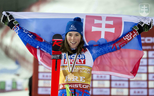 Petra Vlhová pózuje so zlatou medailou, ktorú získala v obrovskom slalome na majstrovstvách sveta v alpskom lyžovaní 14. februára 2019 vo švédskom Are.