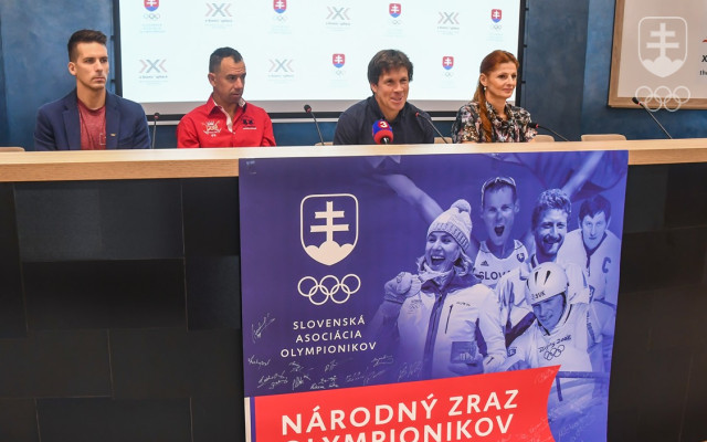 Martina Halinárová (vpravo) za predsedníckym stolom zrazu olympionikov.