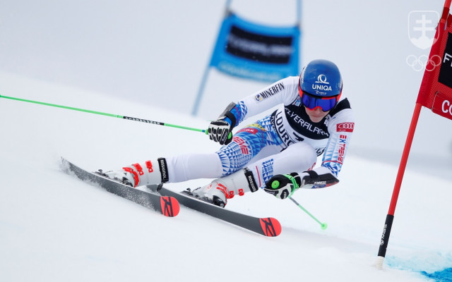 Petra Vlhová na trati obrovského slalomu v Courcheveli.