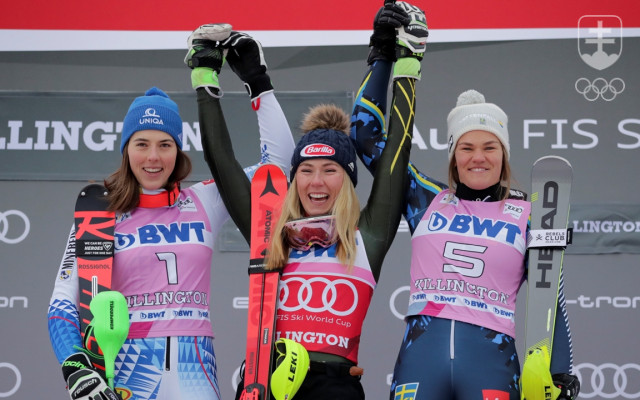 Na stupni víťaziek zľava druhá Petra Vlhová, víťazka Mikaela Shiffrinová a tretia Anna Swennová-Larssonová.