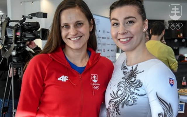 Olympijská medailistka v športovej streľbe Danka Barteková spolu so športovou gymnastkou Barborou Mokošovou, ktorá sa v Šamoríne zúčastnila na fotografovaní pre kampane SOŠV smerom k OH v Tokiu.