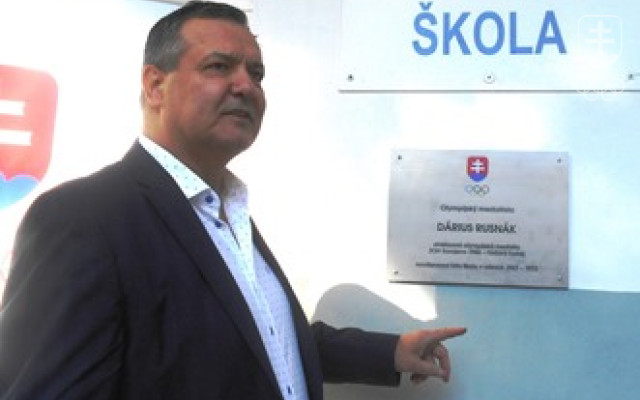 Na ZŠ Golianova v Banskej Bystrici, ktorú Dárius Rusnák roky navštevoval, mu nedávno v rámci projektu SOŠV odhalili pamätnú tabuľu.