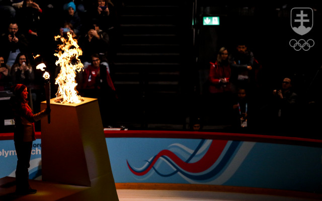 Olympijský oheň zapálila najmladšia členka 112-člennej švajčiarskej výpravy 14-ročná krasokorčuliarka Gina Zehnderová.