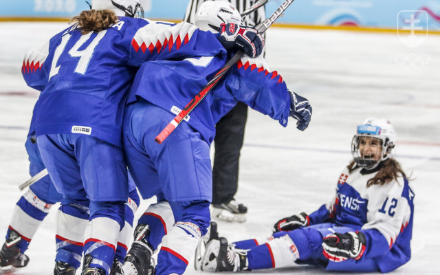 Slovenská hokejová reprezentácia má na III. zimných olympijských hrách mládeže v Lausanne 2020 prvý bod. Švédsku dievčatá podľahli 2:3 po samostatných nájazdoch. 