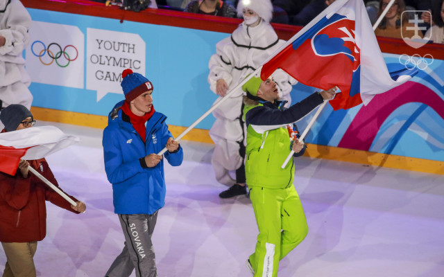 Vlajkonosičom na otváracom ceremoniáli bol skialpinista Matúš Černek (na snímke), na záverečnom niesla vlajku hokejistka Nikola Janeková, ktorá získala striebro v hokeji 3x3 a bronz na turnaji družstiev. 