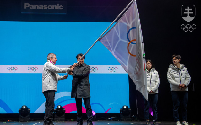 Prezident MOV predáva olympijskú vlajku viceguvernátorovi Gangwonu Kimovi Sunghovi. Práve v juhokórejskom Gangwone sa uskutočnia IV. olympijské hry mládeže 2024. 
