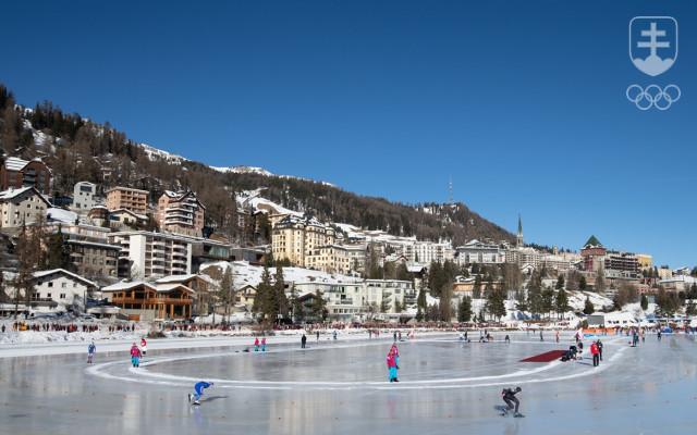 V St. Moritzi už od začiatku ZOHM súťažia rýchlokorčuliari - ich ovál je v krásnej scenérii, pod holým nebom na st. moritzskom jazere.