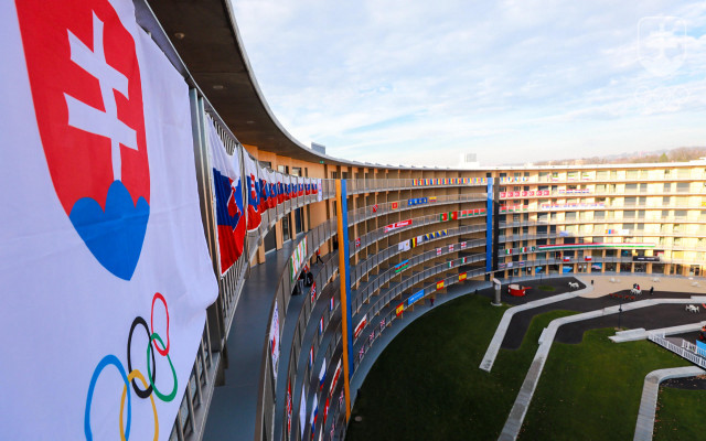 Olympijská dedina športovcov je situovaná v novovybudovanom komplexe Vortex. Po prvý raz v histórii olympijských hier mládeže bývajú všetci športovci pod jednou strechou. 