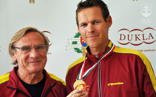 Juraj Benčík a Matej Tóth pózujú so zlatou medailou zo Svetového pohára v Chihuahue