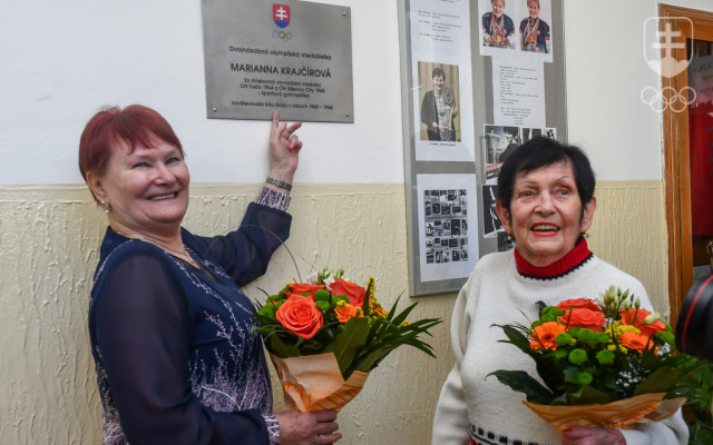 Marianna Némethová-Némethovou pred svojou pamätnou tabuľou na Gymnáziu Jána Papánka na Vazovovej 6 v Bratislave spoločne so svojou bývalou telocvikárkou Miladou Nedavaškovou.