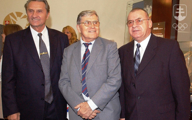 Hokejové legendy po rokoch - na fotografii členovia niekdajšieho elitného útoku Slovana Bratislava (zľava) Ján Starší, Karol Fako a Július Černický.