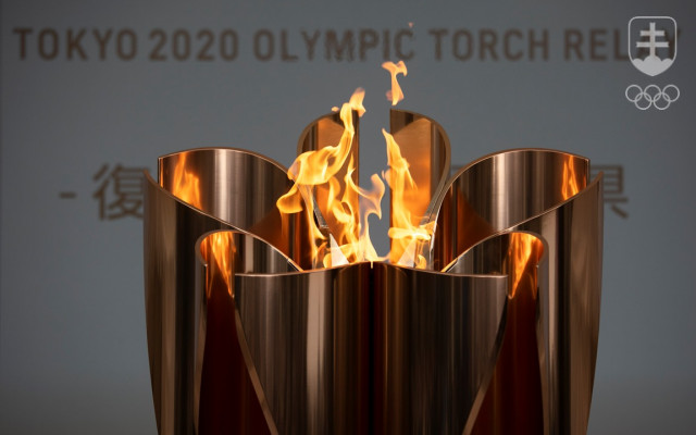 OH v Tokiu presunuli na budúci rok, ale olympijský oheň zostáva v Japonsku.