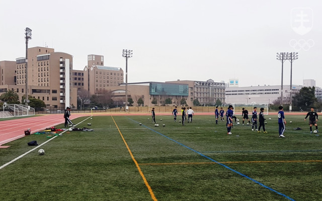 Atleticko-futbalový štadión Meikai University v Urajasu, v pozadí budova školy, ktorá poskytne našim atlétom priestory na predolympijský kemp.