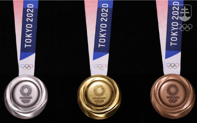Tokijské olympijské medaily na svojich majiteľov počkajú do budúceho roka.