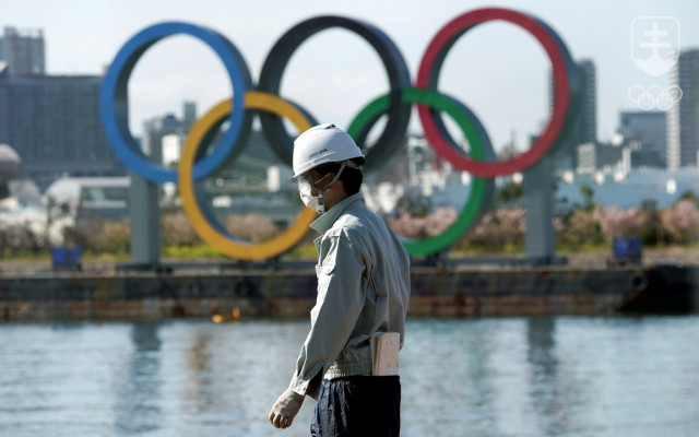 V tokijskom zálive už od januára žiaria obrovské olympijské kruhy, ale okolo toho, či OH v Tokiu budú v stanovenom termíne, vládne neistota.