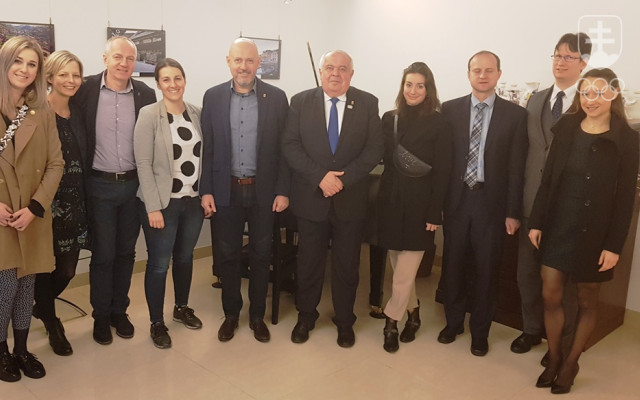 Spoločná fotografia členov delegácie SOŠV s predstaviteľmi slovenskej ambasády v Tokiu.