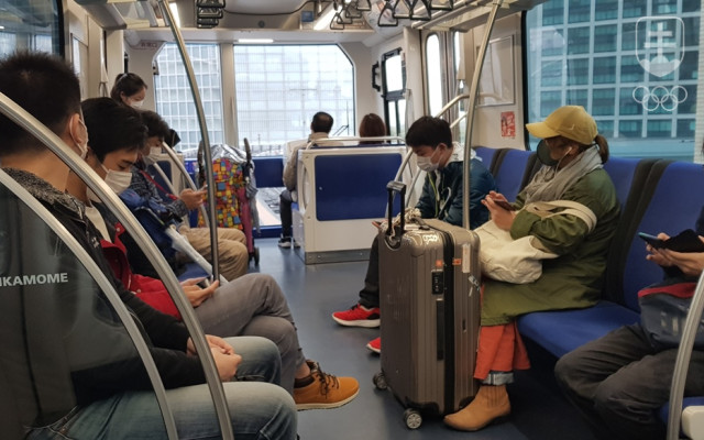 V prostriedkoch verejnej dopravy nosí v Tokiu rúška drvivá väčšina cestujúcich.