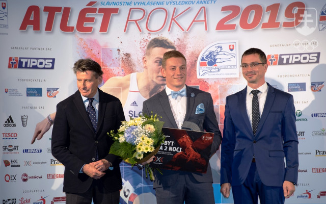 Pri preberaní ceny pre Atléta roka 2019 sa Ján Volko i predseda SAZ Peter Korčok v prítomnosti prezidenta WA Sebastiana Coea (vľavo) usmievali. Teraz majú úplne iné pocity...