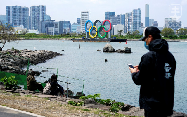 Aktuálna fotografia z tokijského zálivu, kde už v januári vztýčili veľké olympijské kruhy.
