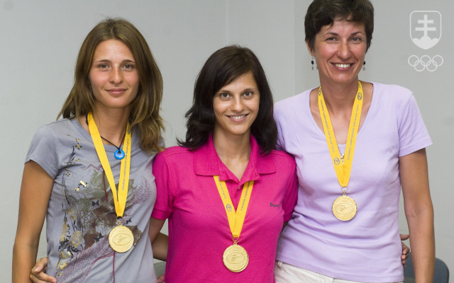 Andrea Stranovská so sestrami Lenkou a Dankou Bartekovými po zisku zlatých medailí v súťaži družstiev na ME 2008 v Nikózii