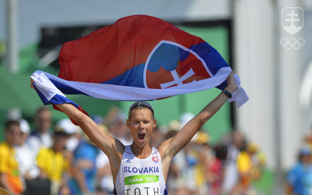  Matej Tóth oslavuje víťazstvo a zisk zlatej olympijskej medaily.