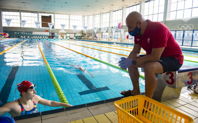 Reprezentační plavci už môžu trénovať na bratislavských Pasienkoch vďaka výnimke od pondelka 18. mája. Ako jedna z prvých si vyskúšala bazén aj Andrea Podmaníková. 