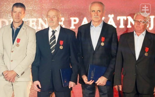 František Vavrinčík (druhý zľava) na slávnosti pri príležitosti 50. výročia vzniku banskobystrickej Dukly, kde si prevzal aj pamätnú medailu ministra obrany.
