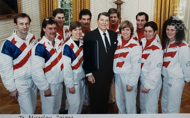Miroslav Zajonc (celkom vľavo) s reprezetančnými kolegami na návšteve Bieleho domu v roku 1988, na fotografii je venovanie od vtedajšieho prezidenta USA Ronalda Reagana