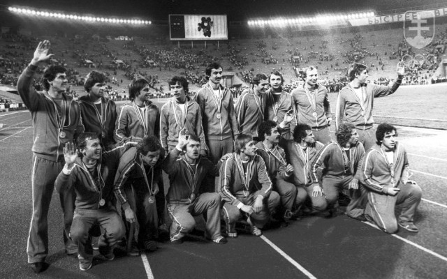 Zlatý tím futbalistov ČSSR na OH v Moskve. K jeho triumfu prispeli aj Slováci Stanislav Seman a František Kunzo (v hornom rade prvý, resp. štvrtý zľava). Išlo o historicky jedinú zlatú olympijskú medailu bývalého Československa, získanú v kolektívnom športe.
