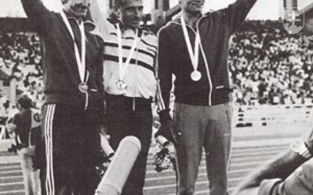 ME v Aténach 1982 a prvá veľká medaila Pribilinca (vpravo) – strieborná. Vľavo bronzový ďalší Slovák Pavol Blažek, medzi nimi šampión na 20 km Španiel Marin.