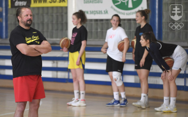 Daniel Jendrichovský počas tréningu basketbalistiek Young Angels Košice. 