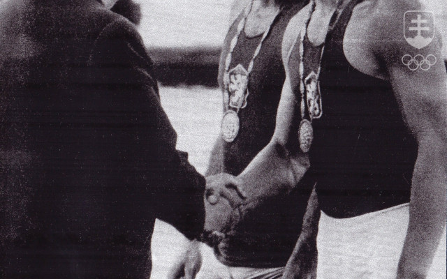 Najväčšia chvíľa v športovej kariére Pavla Schmidta a Václava Kozáka - pri preberaní zlatých olympijských medailí, ktoré získali na jazere Albano pri Ríme na OH 1960.