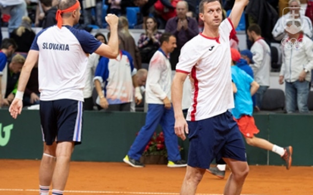 Momentka z tohtoročného daviscupového kvalifikačného stretnutia Slovensko - Česko. Filip Polášek (vpravo) a Igor Zelenay po víťazstve nad českou dvojicou vo štvorhre. Polášek teraz už Slovenský tenisový zväz reprezentovať nechce.